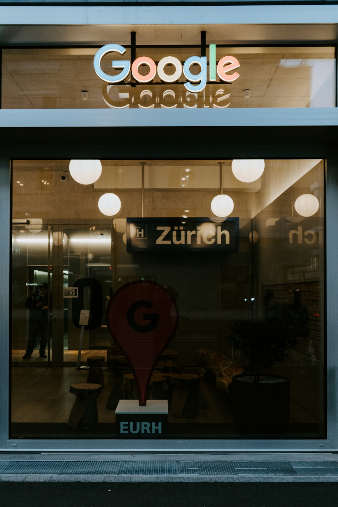 services-01 red-heart-balloon-on-glass-wall-2b4gel3cq0s